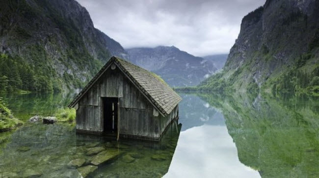 Ngôi nhà nhỏ nằm giữa hồ nước ở Đức.