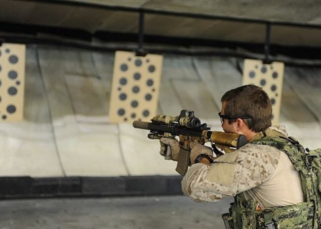 Một lính đặc nhiệm của Hải quân Mỹ luyện tập bắn súng tại trường bắn trong nhà của căn cứ quân sự Little Creek, bang Virginia.