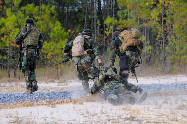 Các binh sĩ diễn tập di tản đồng đội bị thương tại Trung tâm vũ trụ John C. Stennis, bang Mississippi.