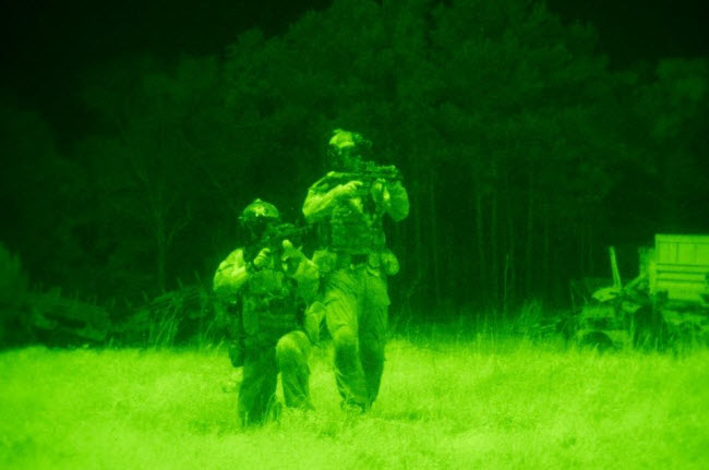 Thành viên của lực lượng SEAL diễn tập chiến đấu trong điều kiện ban đêm.