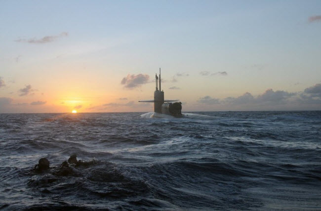 Lính đặc nhiệm và các thợ lặn bơi trở lại tàu ngầm USS Michigan (SSGN 727)  trong một cuộc diễn tập ở Nam Thái Bình Dương.