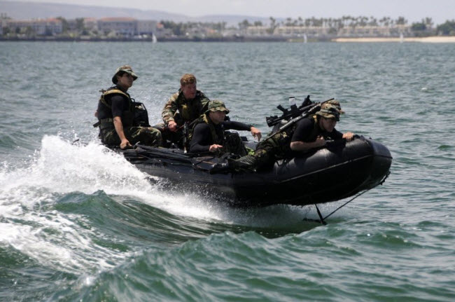 Các tân binh của lực lượng SEAL điều khiển tàu cao tốc tại vịnh San Diego trong khóa huấn luyện trên biển.