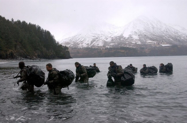 Binh sĩ tham gia khóa huấn luyện chiến đấu dưới nước trong điều kiện thời tiết mùa đông.