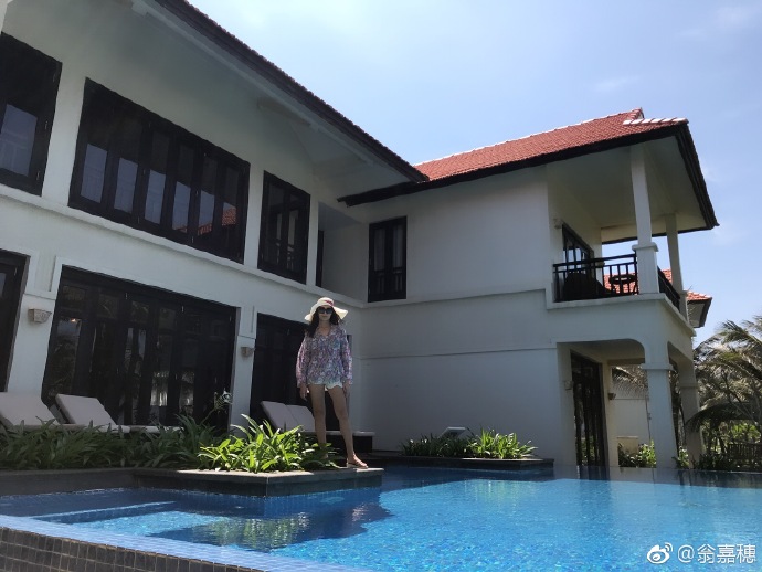 Hoa hậu Hong Kong đội nón lá, diện bikini dạo biển Đà Nẵng - 5