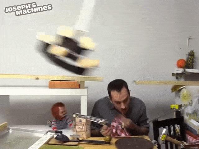 Video Clip Cười - Bữa ăn của anh kỹ sư "rảnh rỗi sinh nông nổi"