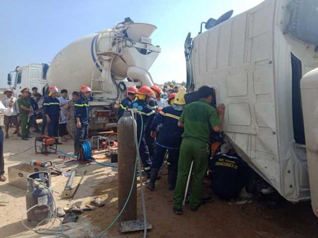 Tin tức trong ngày - 3 giờ dùng cưa cứu tài xế kẹt trong cabin xe bồn bị lật