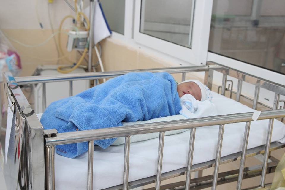 Hà Nội: Hai bé sơ sinh cực kỳ dễ thương bị mẹ bỏ rơi tại bệnh viện - 1