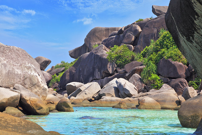 Quần đảo Similan, Thái Lan: Bao gồm một nhóm 11 hòn đảo nằm ngoài khơi bờ biển phía tây của Thái Lan ở Biển Andaman, quần đảo Similan là những hòn đảo tuyệt đẹp được chính phủ Thái Lan bảo vệ.
