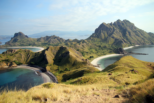 Komodo, Indonesia: Vườn quốc gia Komodo là nơi có loài Rồng Komodo sinh sống. Nằm giữa các đảo Flores và Sumbawa ở miền đông Indonesia, Komodo còn được biết đến như một thiên đường cho những người yêu thiên nhiên.