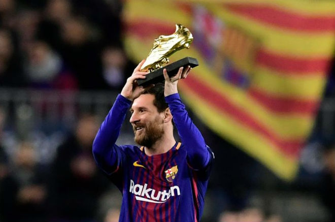 Barca nâng cúp La Liga: Messi gom kỷ lục Giày vàng, Iniesta rơi lệ ra đi - 2