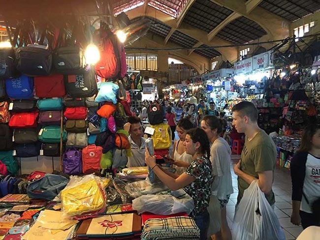 Bất lực với hàng nhái giá ‘cắt cổ’ ở chợ Bến Thành? - 1
