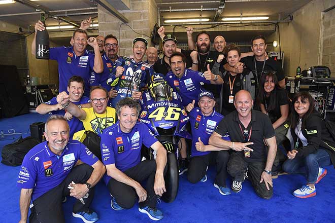 Đua xe MotoGP: Đối thủ &#34;tự xử&#34;, &#34;Hoàng tử&#34; lên ngôi - 3