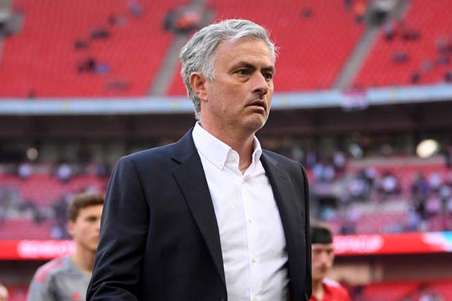 MU cả mùa tay trắng, Mourinho &#34;giận cá chém thớt&#34; lên bệnh binh - 1