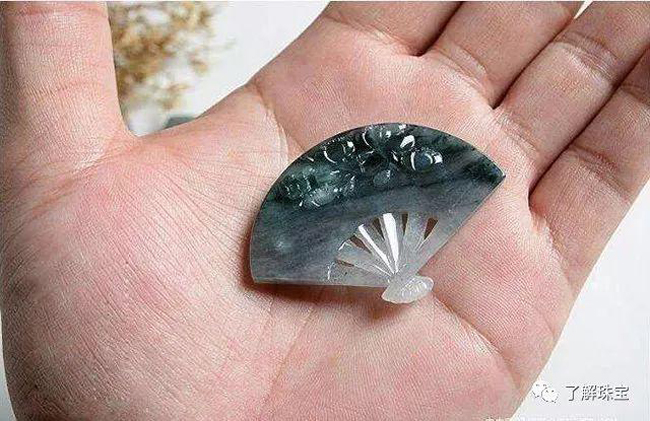 Ngọc bích hình quạt nhỏ nhắn và&nbsp;tinh tế, mang lại may mắn trong công việc cũng như cuộc sống.