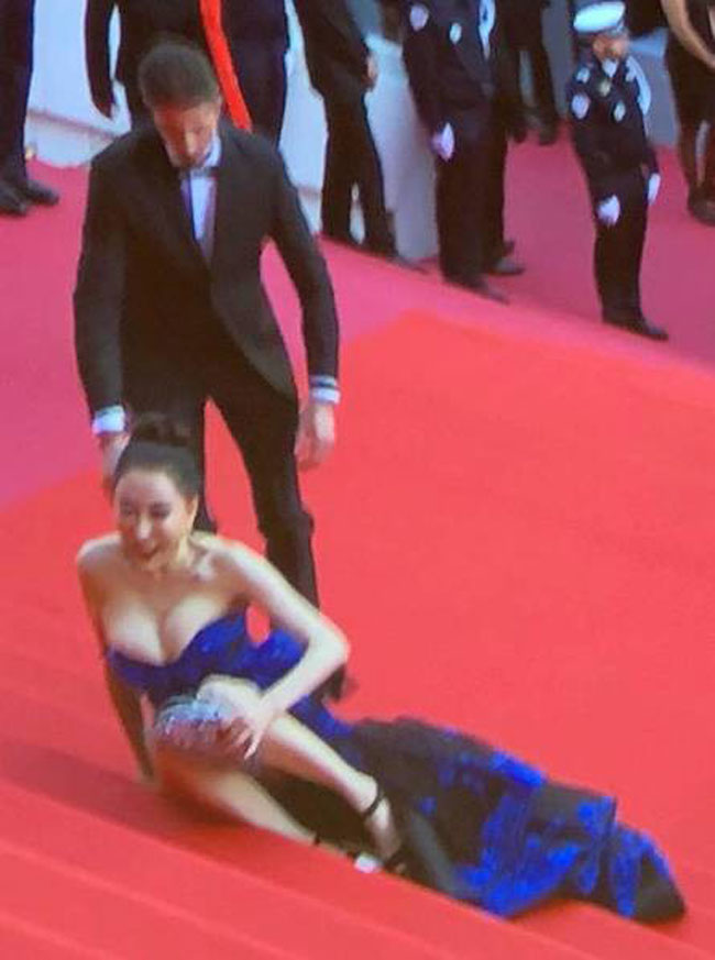 Trên thảm đỏ LHP Cannes 2018, Hình Tiểu Hồng - Quán quân khu vực châu Á của giải Hoa hậu Quý bà Trung Quốc năm 2014 - trở thành trò lố vì pha ngã hớ hênh.