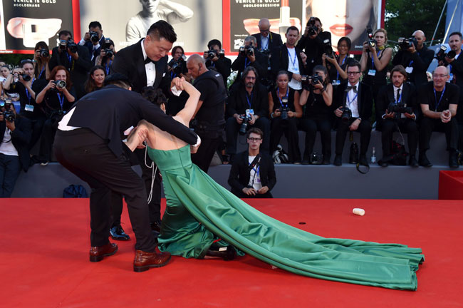Lương Kính Kha, nữ diễn viên Thiếu Lâm Tự cũng bị sự cố ê chề trên thảm đỏ LHP Venice lần thứ 73.