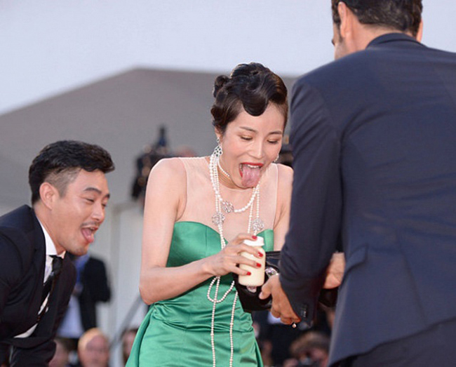Khi nhận lại bình sữa, nữ diễn viên Trung Quốc còn bị chê vì thái độ. Một số truyền thông nước ngoài nhầm lẫn cô với nữ diễn viên Moon So Ri nổi tiếng của Hàn Quốc.