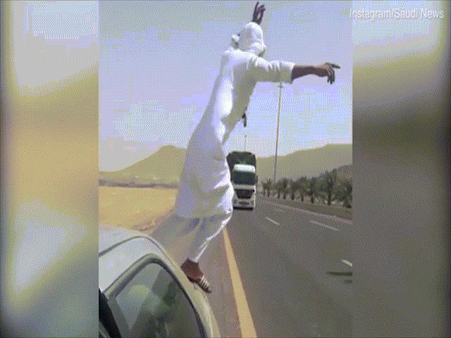 Thế giới - Thanh niên Ả Rập nhảy nhót trước mũi xe tải ầm ầm lao tới