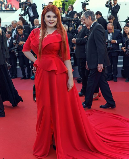 Người mẫu Nga tuột váy lộ vòng ba trên thảm đỏ Cannes - 1