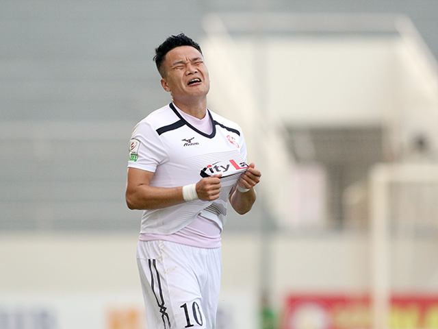 Bóng đá - "Ronaldo Việt Nam" cắn răng chịu trận, HLV Miura "kêu trời"