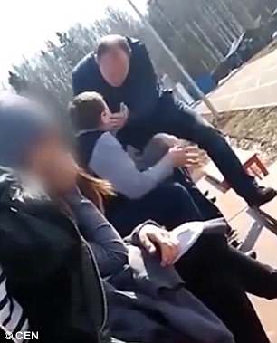 Chính trị gia Nga tát vào mặt cậu bé vì gây ồn ào - 2