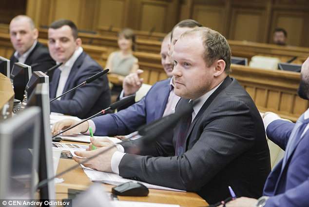 Chính trị gia Nga tát vào mặt cậu bé vì gây ồn ào - 1