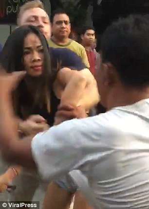 Khách Tây bị đánh vì cặp kè phụ nữ Campuchia có chồng - 1