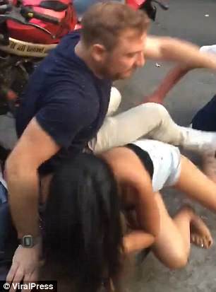 Khách Tây bị đánh vì cặp kè phụ nữ Campuchia có chồng - 2