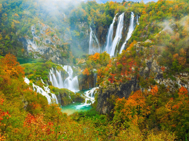 Veliki Slap, Croatia: Nằm sát biên giới với Bosnia, vườn quốc gia Plitvice có nhiều thác nước đẹp và có kích cỡ đa dạng. Thác lớn nhất là Veliki Slap với độ cao 77m. Vào mùa đông, thác được bao phủ bởi băng tuyết, tạo nên vẻ đẹp khác lạ.