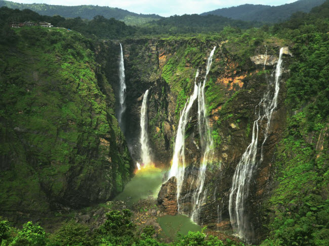 Jog, Ấn Độ: Thác nước này thay đổi hình dạng theo mùa. Vào mùa mưa từ tháng 7 tới tháng 9, nhiều dòng thác nhỏ chuyển thành một dòng nước lớn thống nhất.