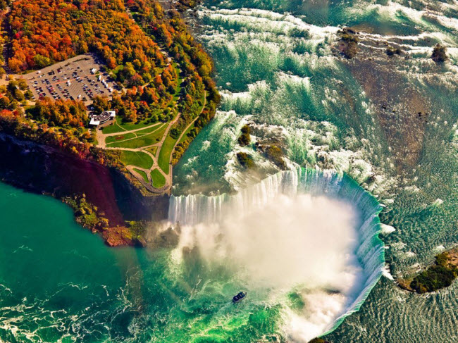 Niagara, Mỹ và Canada: Đây là một trong những thác nước nổi tiếng nhất thế giới, với khoảng 300 du khách tham quan mỗi năm. Lưu lượng nước từ dòng thác lên tới 3.160 tấn/giây.