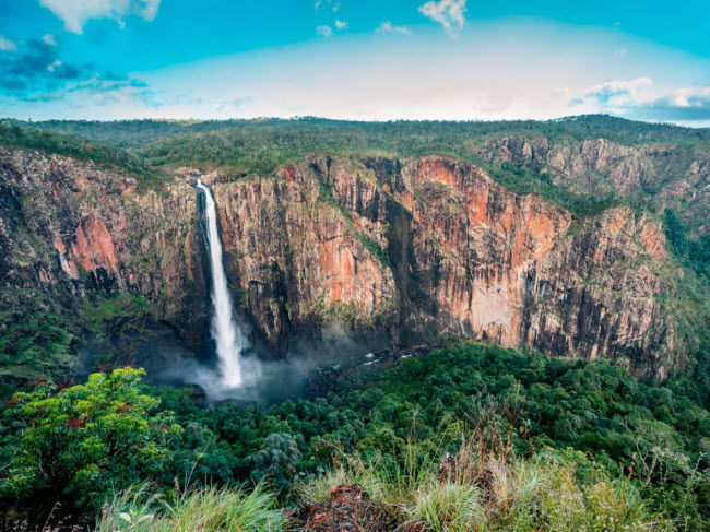 Wallaman, Australia: Thác nước cao nhất ở Australia nằm trong vườn quốc gia Girringun, được UNESCO công nhận là di sản thế giới.