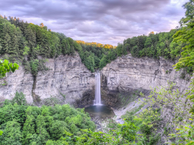 Taughannock, Mỹ: Đây là địa điểm du lịch hấp dẫn ở bang New York. Du khách có thể tham gia các hoạt động như chèo thuyền, cắm trại, dã ngoại,… quanh khu vực thác Taughannock.