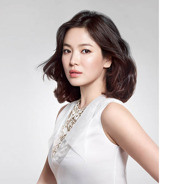 Song Hye Kyo đứng ở vị trí thứ 2. Nữ diễn viên sinh năm 1981 cao 1m61, có hình thể cân đối với số đo 86-61-86 (cm). Ngoài ra, cô còn nổi tiếng sở hữu vẻ đẹp tự nhiên, không "dao kéo" và trẻ trung hơn tuổi. 