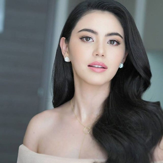 Cô người mẫu - diễn viên vừa xuất hiện trong MV Chạy ngay đi của Sơn Tùng là Davika Hoorne (Mai) nằm trong top 13 phụ nữ đẹp nhất châu Á. 