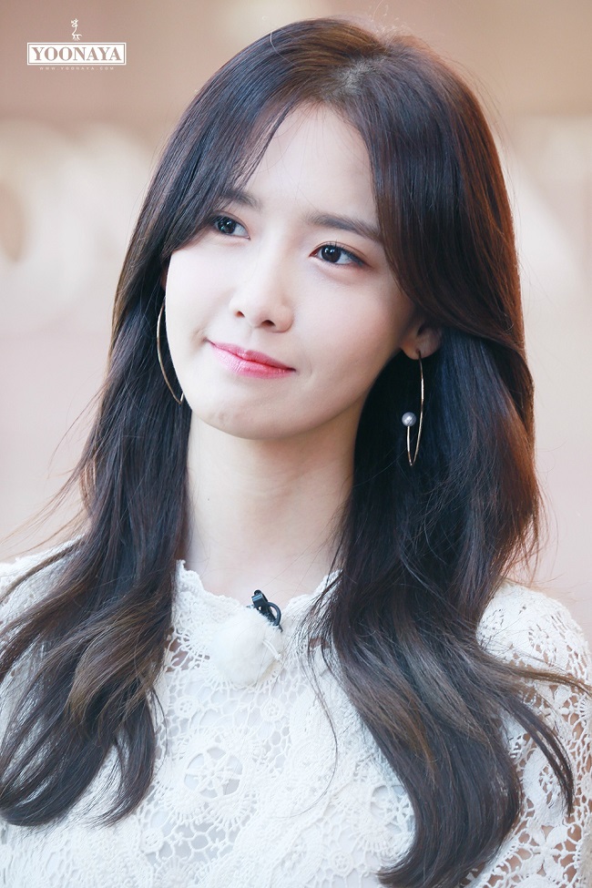 Im Yoona sở hữu gương mặt tươi trẻ, dáng vóc thon thả với chiều cao 1m68, cân nặng 47kg. Ca sĩ sinh năm 1990 xếp ở vị trí thứ 16.