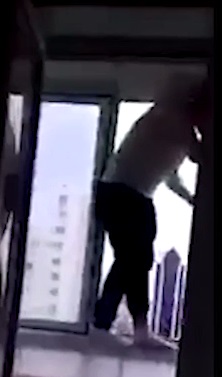 Hãi hùng thiếu niên Nga trượt chân rơi xuống đất từ cửa sổ tầng 11 - 1