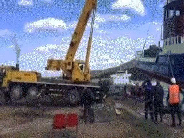 Phi thường - kỳ quặc - Cần cẩu nâng tàu hạ thủy, bị tàu kéo luôn xuống sông