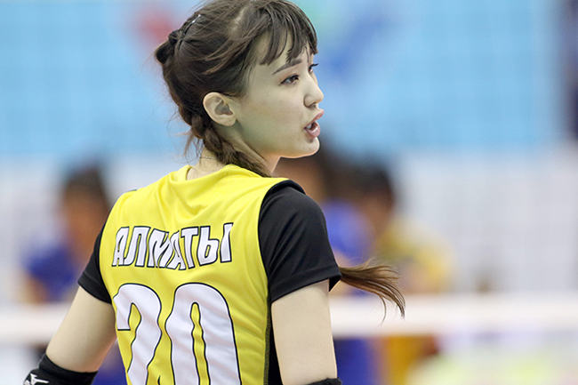 Với nhan sắc xinh đẹp hiếm có trong làng thể thao, Sabina Altynbekova 21 tuổi đã gây sốt giải bóng chuyền VTV9 Bình Điền diễn ra tại Quảng Nam từ 15 tới 20/5.
