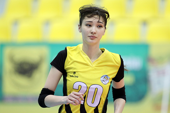 Hai danh hiệu, cô gái mặc áo dài đẹp nhất và hoa khôi giải đấu đã chứng minh Sabina Altynbekova, VĐV của Almaty (Kazakhstan) là người đẹp số 1 tại giải bóng chuyền uy tín tại Việt Nam.

