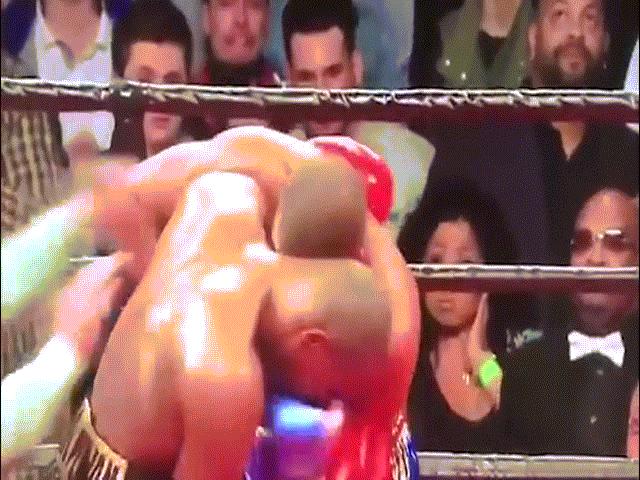 Thể thao - Võ sỹ boxing "nhắm mắt" đấm trọng tài: Răng "đi", đai vô địch ở lại