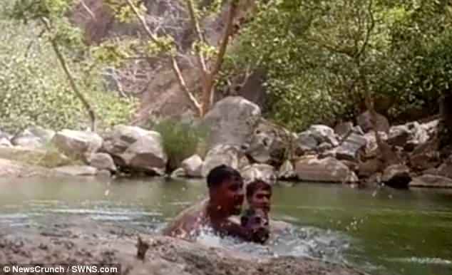 3 thanh niên Ấn Độ vô tình ghi cảnh mình chết đuối ở hồ sâu   - 1