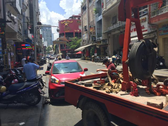 Tin tức trong ngày - Clip: Tài xế "ăn vạ", công an cẩu cả xe và người về trụ sở