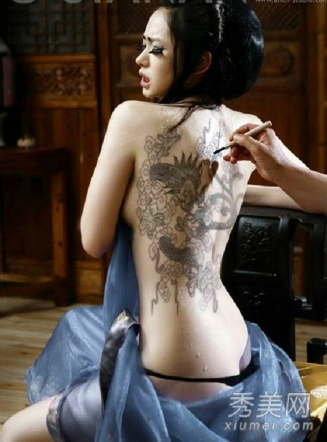 Thúy Vy để lộ cơ thể hoàn toàn để người họa sĩ nhấc bút vẽ trên người.