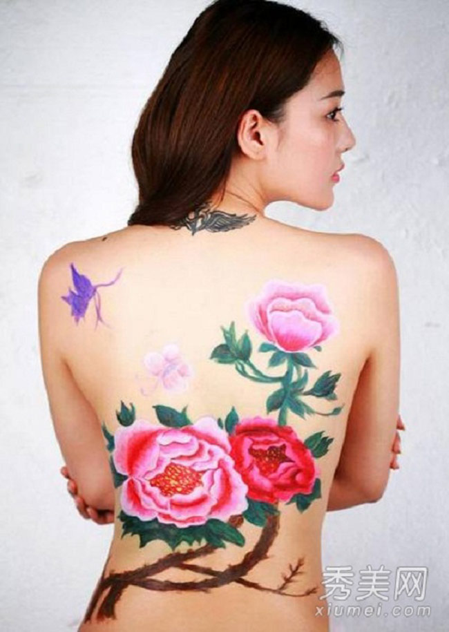 Trương Hinh Dư - nữ diễn viên được coi là bản sao Phạm Băng Băng cũng gây nên nhiều tranh cãi khi thực hiện bộ ảnh body painting bởi liên quan tới loại hoa mẫu đơn - quốc hoa của Trung Quốc.