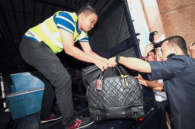Mất 3 ngày mới đếm hết tiền trong nhà cựu Thủ tướng Malaysia - 1