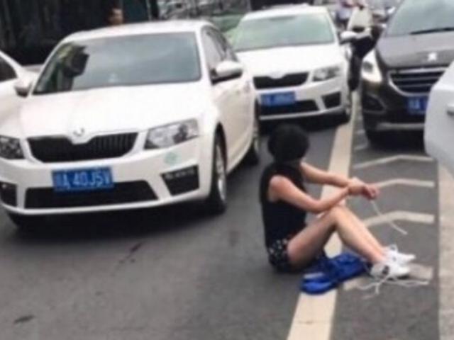 Thế giới - TQ: Đâm vào ô tô đằng trước, thấy cô gái bị trói rơi từ cốp ra ngoài