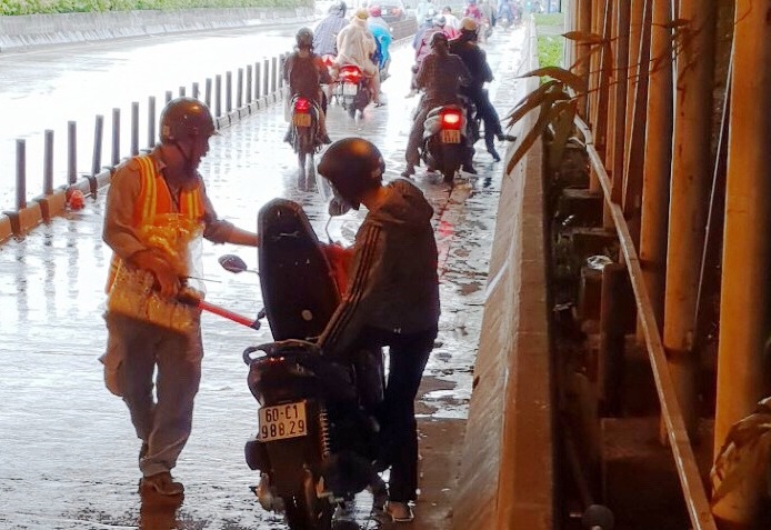 Trú mưa trong hầm vượt sông Sài Gòn, nhiều người bất ngờ với điều này - 1