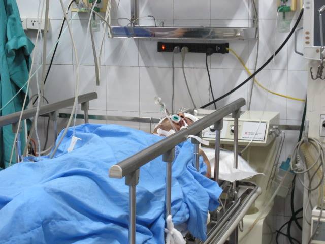 Vụ lật tàu hỏa ở Thanh Hóa: Tài xế xe tải hôn mê sâu - 1