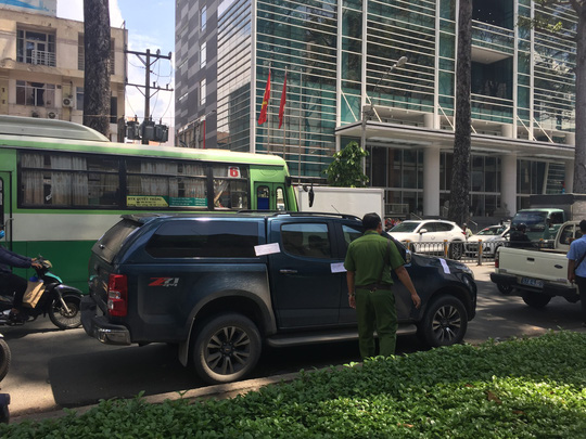 Clip: Tài xế "ăn vạ", công an cẩu cả xe và người về trụ sở - 2